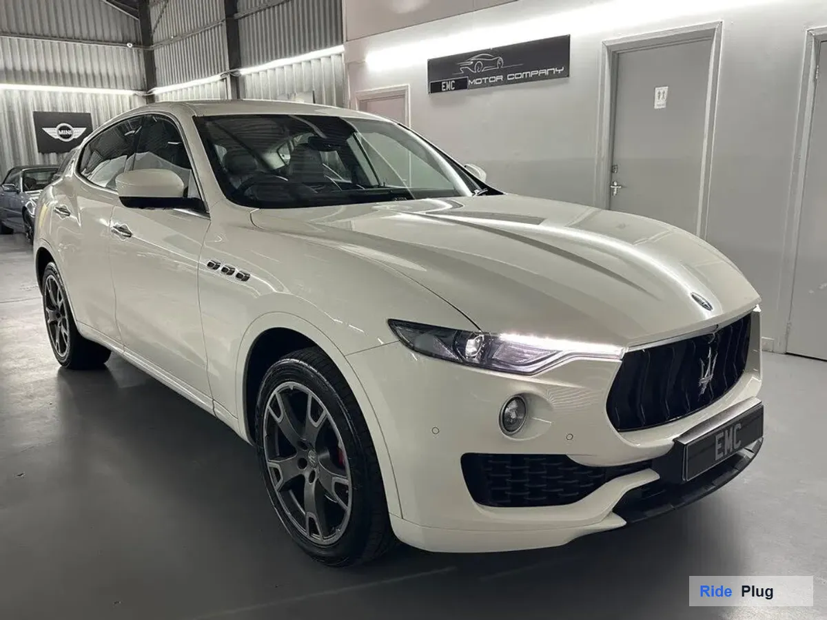 Maserati 2017 Maserati Levante 3.0 V6-Premium Luxury SUV