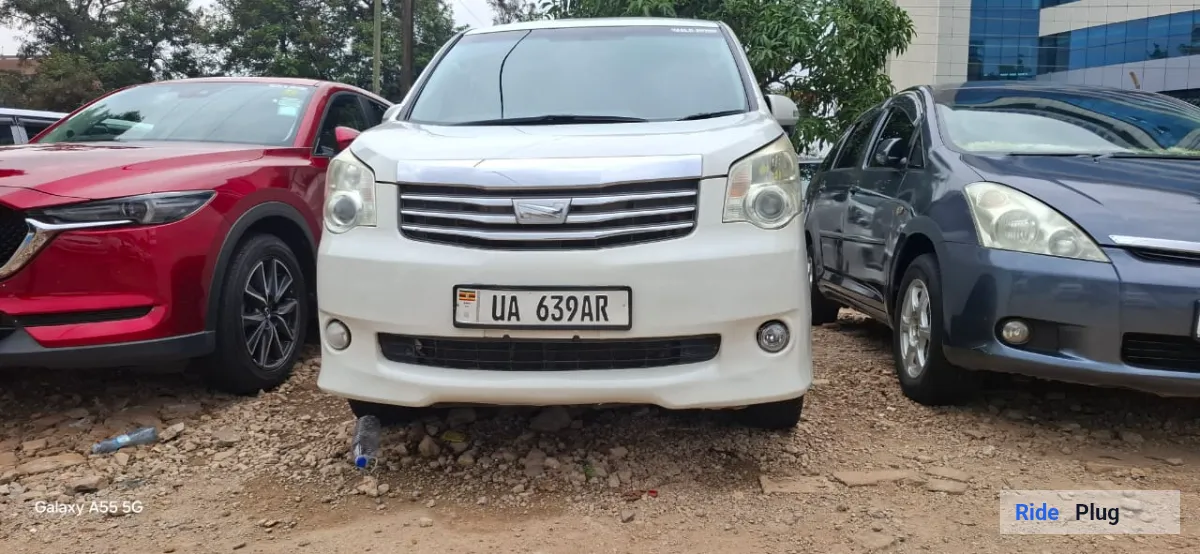 Toyota Toyota Noah 2010 2WD, Auto transmission, 8 seater